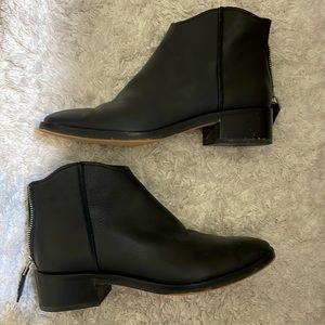 Dolce Vita Size 8 Leather Ankle Zip Bootie
